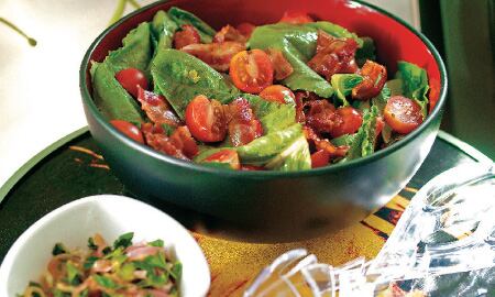 El tomate puede consumirse e forma de ensalada para evitar las varices. 