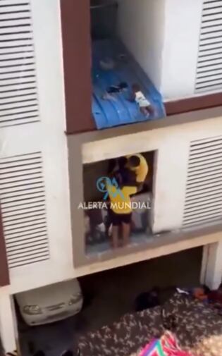 Bebé cae al balcón de un segundo piso