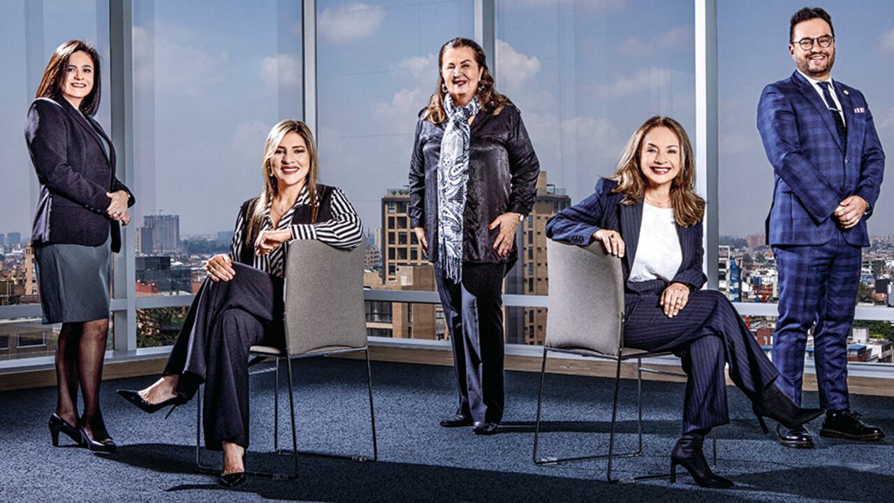 De izquierda a derecha:Carolina Merchán, rectora del Anglo Americano; Luz Danis Reyes, rectora del Boston Internacional; Esperanza Rivas, rectora del Diana Oese; Claudia González, rectora del Colombo Americano CAS, y Juan Carlos Arias, rector del Liceo Campo David.