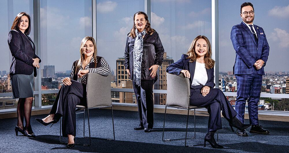 De izquierda a derecha:Carolina Merchán, rectora del Anglo Americano; Luz Danis Reyes, rectora del Boston Internacional; Esperanza Rivas, rectora del Diana Oese; Claudia González, rectora del Colombo Americano CAS, y Juan Carlos Arias, rector del Liceo Campo David.