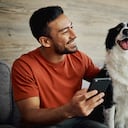 En el CES 2024 se presentaron puertas y dispensadores de comida inteligentes para mascotas que se pueden controlar desde el celular.