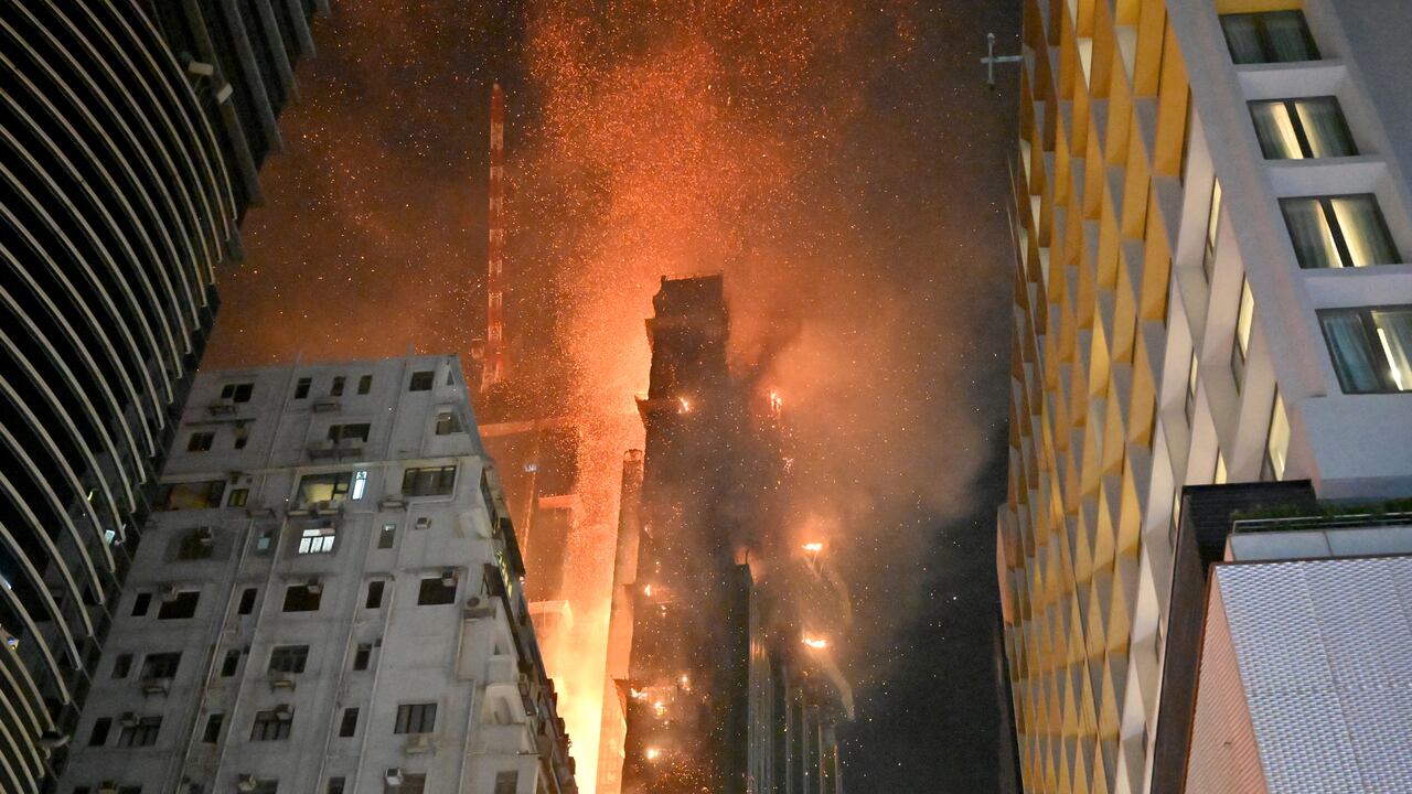 Incendio en rascacielos de Hong Kong.