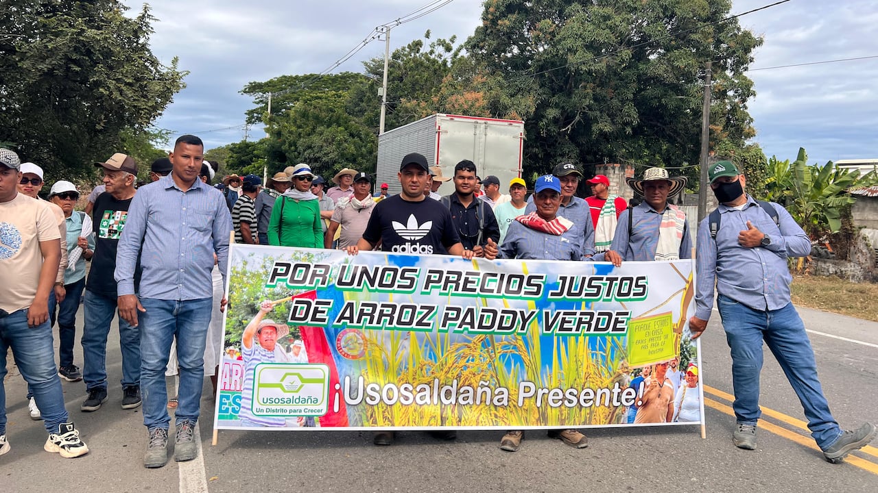 Paro de arroceros. Primer día de protestas y la jornada continuará, confirman los convocantes.