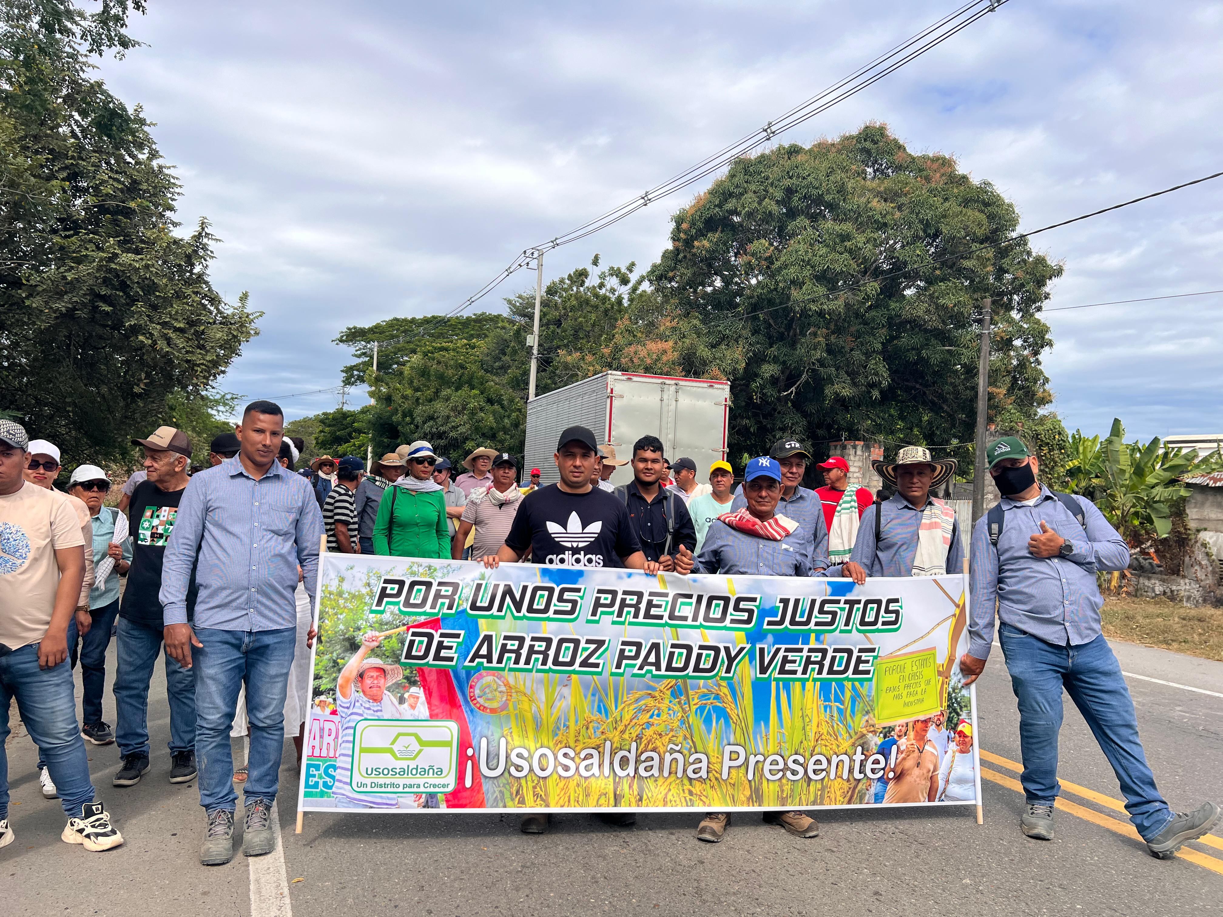 Paro de arroceros. Primer día de protestas y la jornada continuará, confirman los convocantes.