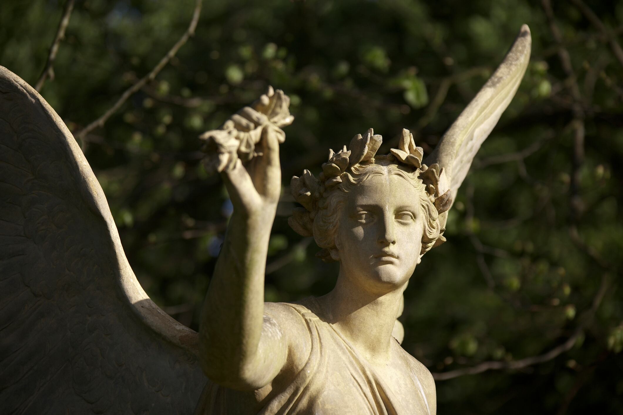 Más allá de la fe en la intervención angelical, la interpretación del número 777 como un mensaje de esperanza puede inspirar a las personas a tomar medidas concretas para mejorar su situación financiera y superar las adversidades.