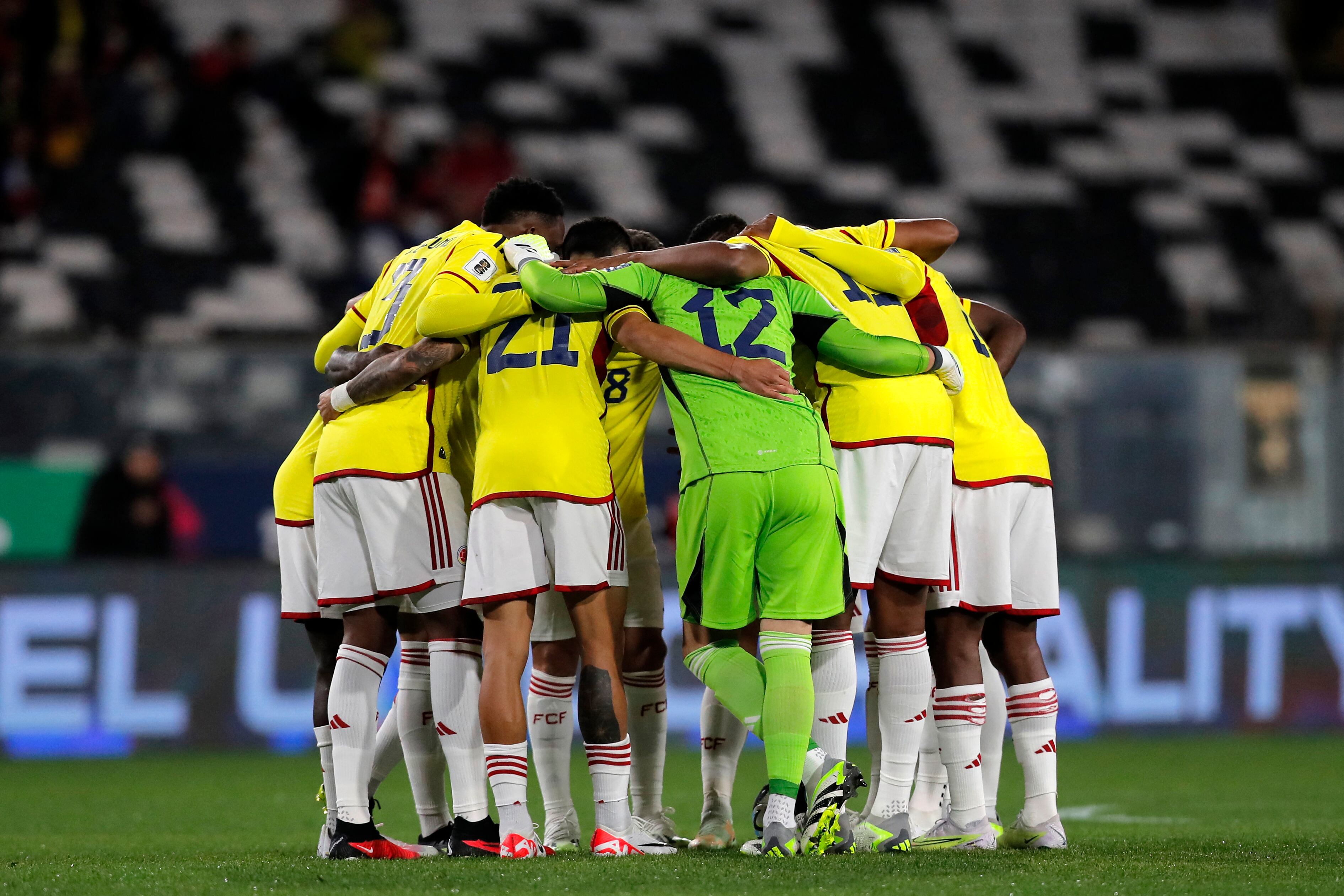 Colombian players gather before the 2026 FIFA World Cup South American qualifiers football match between Chile and Colombia, at the David Arellano Monumental stadium, in Santiago, on September 12, 2023. (Photo by Javier TORRES / AFP)