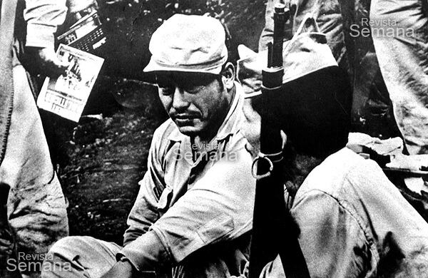 Manuel Marulanda Vélez, alias Tirofijo, a finales de los años sesenta, y con un uniforme que recuerda el de las guerrillas liberales de los años cincuenta . 