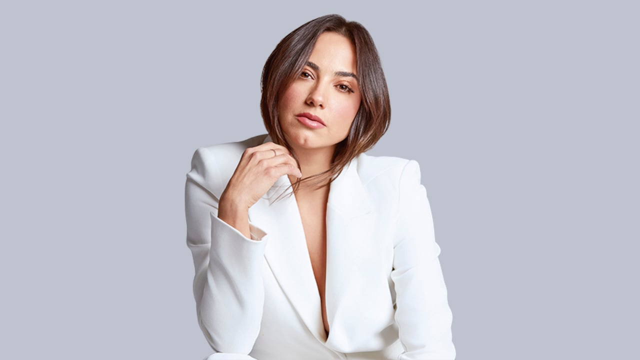 Nicole Santamaría nació en Estados Unidos y su carrera como actriz la ha desarrollado en ese país y en Colombia. Algunos de sus papeles más recientes los ha interpretado en las series Perfil falso y Griselda.