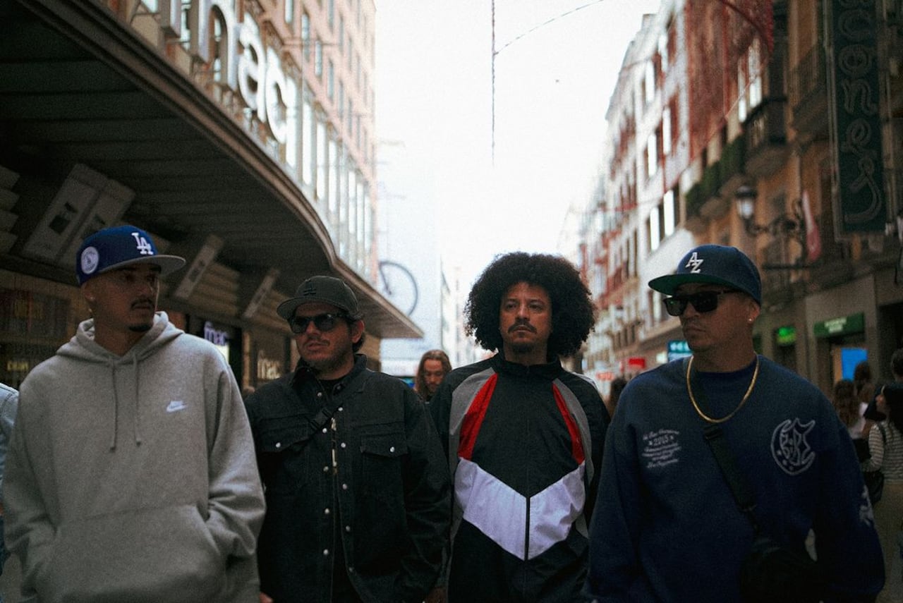 Alcolirykoz, los "juglares del rap" de Medellín, han logrado forjar su propio legado en Colombia y América Latina. Con su estilo lírico, cargado de poesía urbana y realidades crudas de la vida callejera, Kaztro, Fa-zeta y Gambeta han establecido a Alcolirykoz como pioneros y referentes del rap colombiano. Canciones como "El Despecho de los Oprimidos" y "La Típica de los Salones" conectan profundamente con su público y les han asegurado un lugar en el corazón de la escena hip-hop latinoamericana.