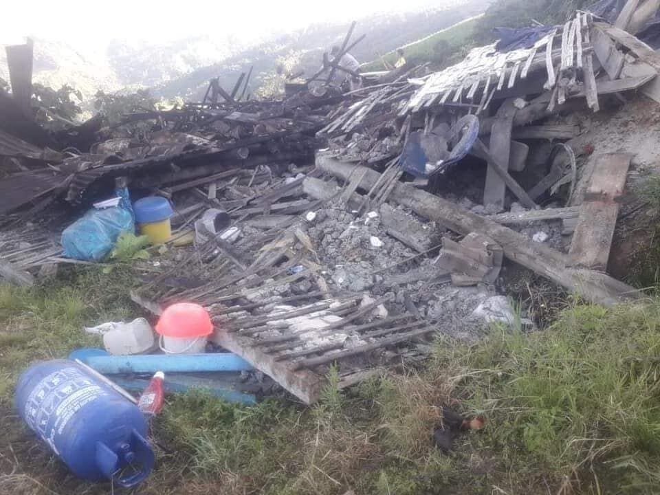 Completamente destruida quedó la casa que le cayó encima al niño de once años.