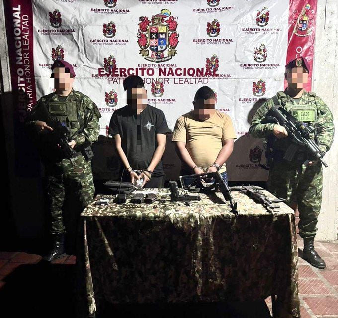 Durante el procedimiento, las autoridades incautaron dos fusiles AK-47, una pistola, varios proveedores para armamento de corto y largo alcance.