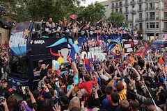 Los jugadores del Barcelona celebran el título de la Liga de España con sus aficionados.
