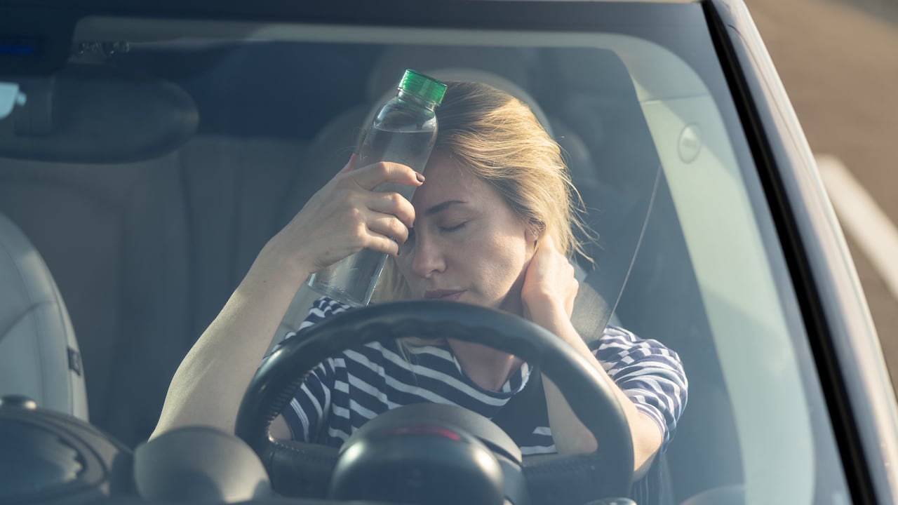 En momentos en los que el uso del aire acondicionado no es viable, es crucial conocer métodos efectivos para mantener el interior del vehículo fresco y confortable.