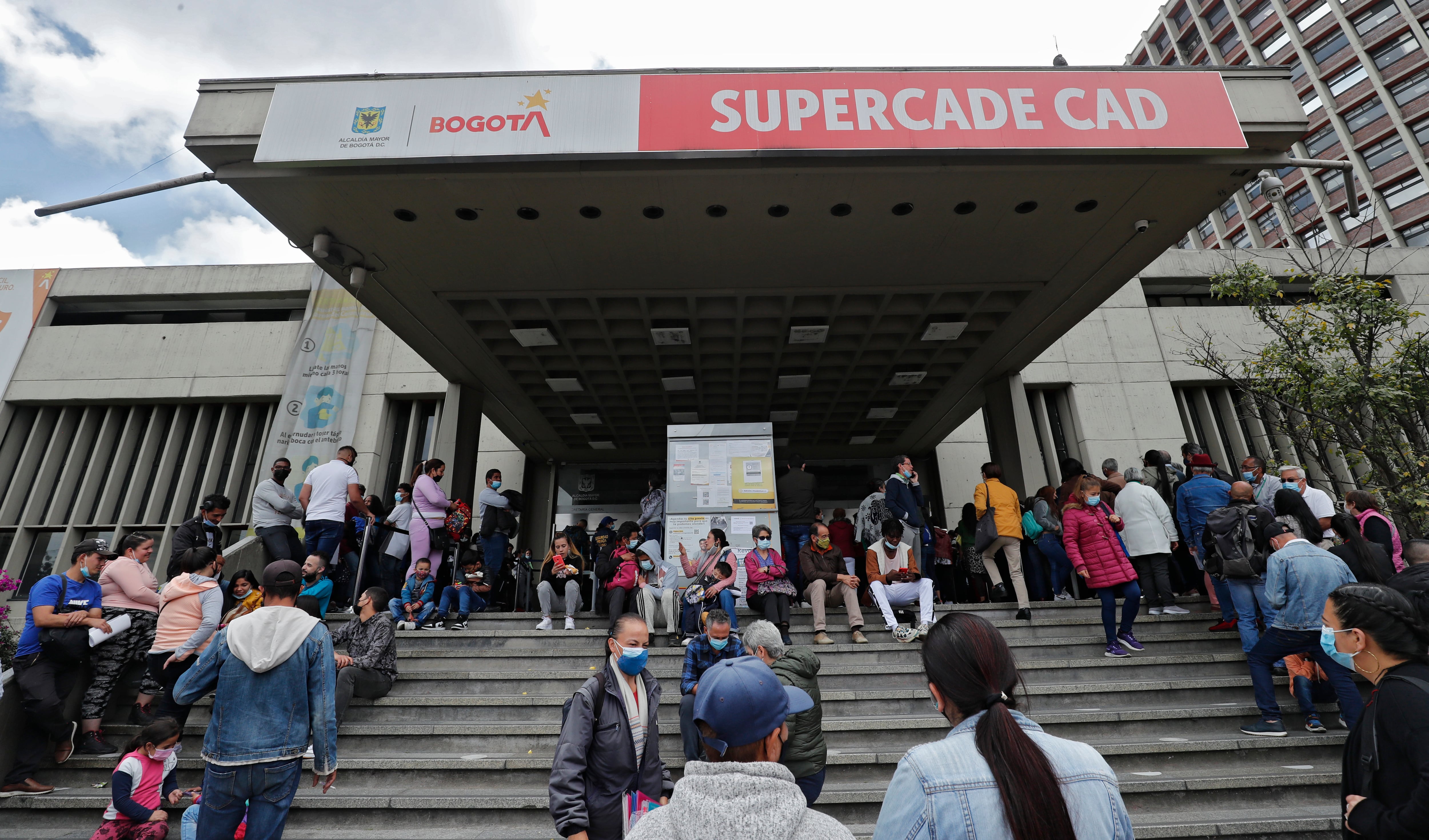 Capitalinos hacen largas filas  para ingresar al Supercade y completar el pago impuestos predial y de vehículos de la Secretaría de Hacienda de  Bogotá
Abril 12 del 2022
Foto Guillermo Torres Reina / Semana