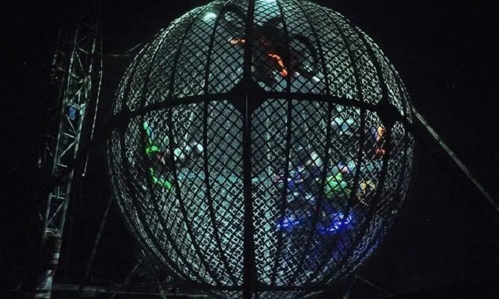 El accidente ocurrió al interior de la esfera con varias motos.