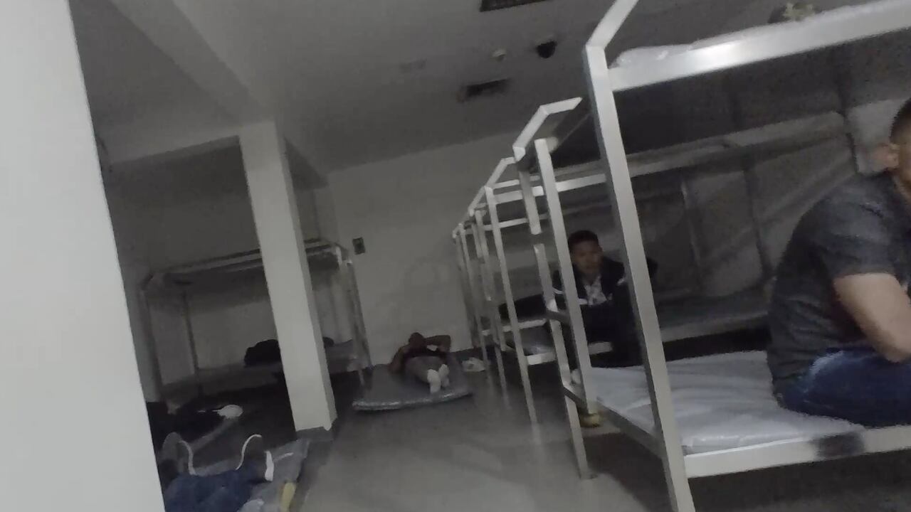 El "cuarto del rechazo" en un aeropuerto de México, lugar donde muchos colombianos, con planes de turismo o negocios en el país azteca, han sido retenidos durante horas antes de ser deportados.