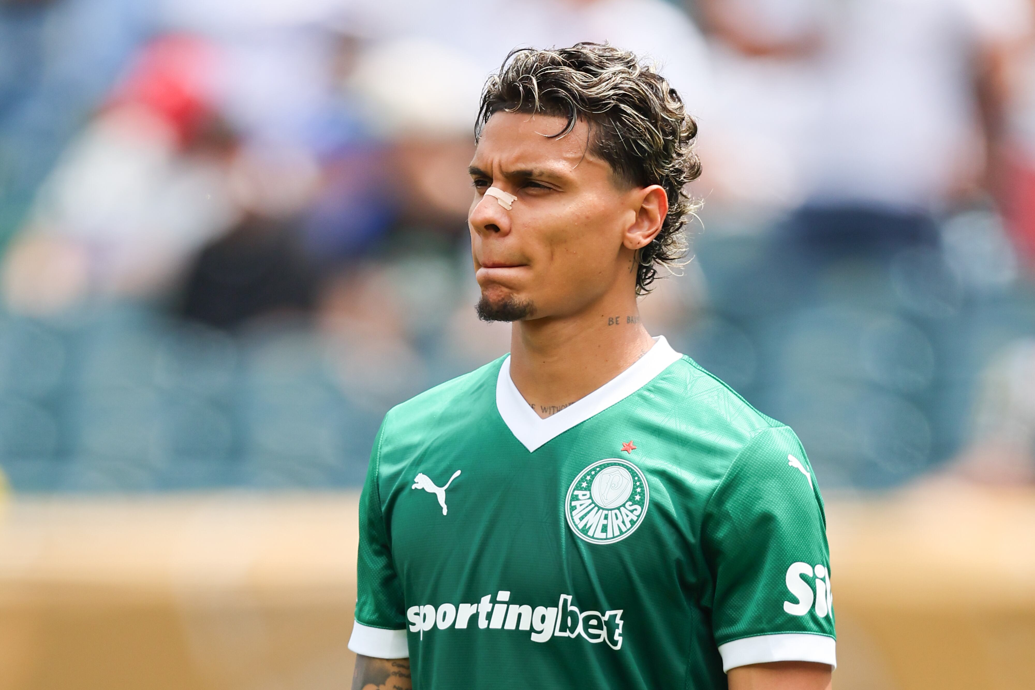PHILADELPHIA, PA - JUNE 28:  Richard Rios #8 of SE Palmeiras during player introductions prior to the first half of the FIFA Club World Cup Round of 16 Game against Botafogo on June 28, 2025 at Lincoln Financial Field in Philadelphia, Pennsylvania.  (Photo by Rich Graessle/Icon Sportswire via Getty Images)