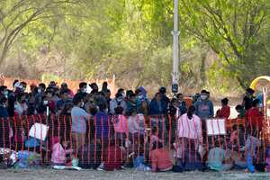 Los migrantes son vistos bajo custodia en un área de procesamiento de Aduanas y Protección Fronteriza de los Estados Unidos debajo del Puente Internacional Anzalduas, en Mission, Texas. Foto: AP / Julio Cortez.