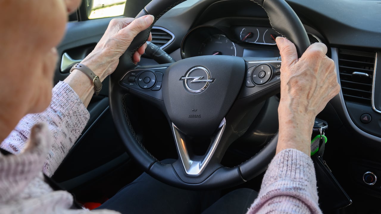 Es mejor evitar manejar si debe consumir habitualmente estos medicamentos. Puede resultar muy peligroso.