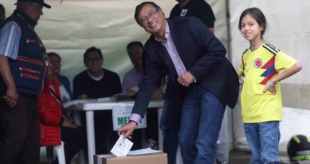 El momento en el que Gustavo Petro deposita su voto hace cuatro años en la escuela Marco Antonio Carreño, de Puente Aranda, en compañía de su hija Antonella y su esposa Verónica Alcócer. Foto: Esteban Vega