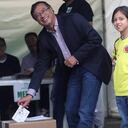 El momento en el que Gustavo Petro deposita su voto en la escuela Marco Antonio Carreño, de Puente Aranda, en compañía de su hija Antonella y su esposa Verónica Alcócer. Foto: Esteban Vega