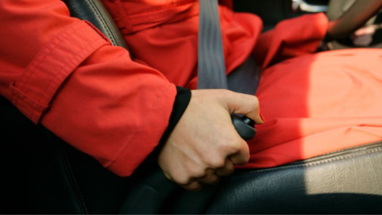 Este es el riesgo de no quitar el freno de mano al manejar