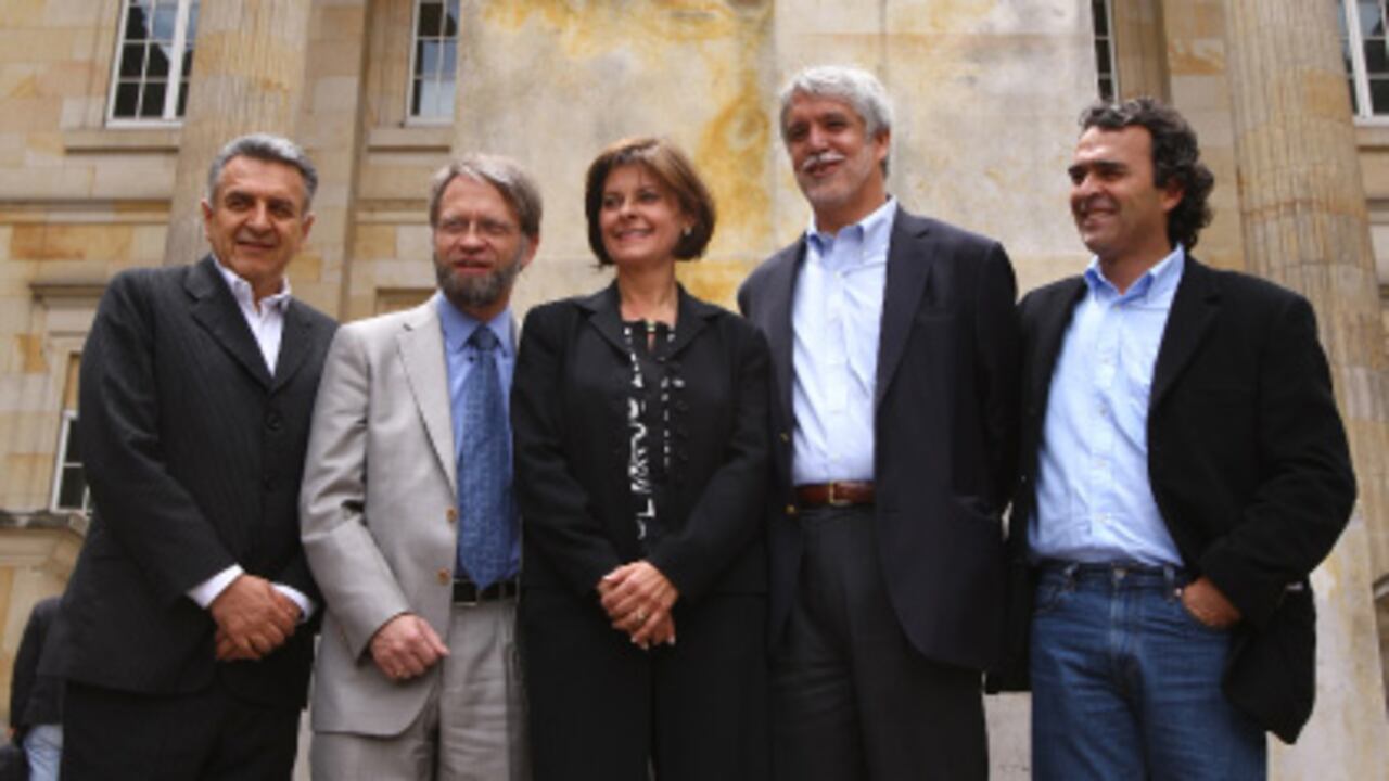 El miércoles, se unieron por primera vez los mosqueteros de la política independiente en Colombia. Su objetivo: expresar su desacuerdo con la reforma política que se tramita en el Congreso. En la foto, Luis Eduardo Garzón, Antanas Mockus, Marta Lucía Ramírez, Enrique Peñalosa y Sergio Fajardo