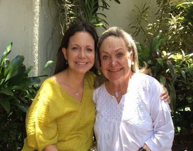 La zona residencial donde vive la madre de la líder opositora ha registrado desde horas de la mañana la presencia de patrullas rodeando el lugar.