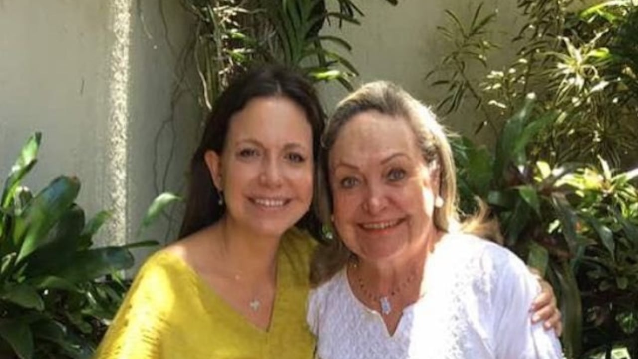 La zona residencial donde vive la madre de la líder opositora ha registrado desde horas de la mañana la presencia de patrullas rodeando el lugar.