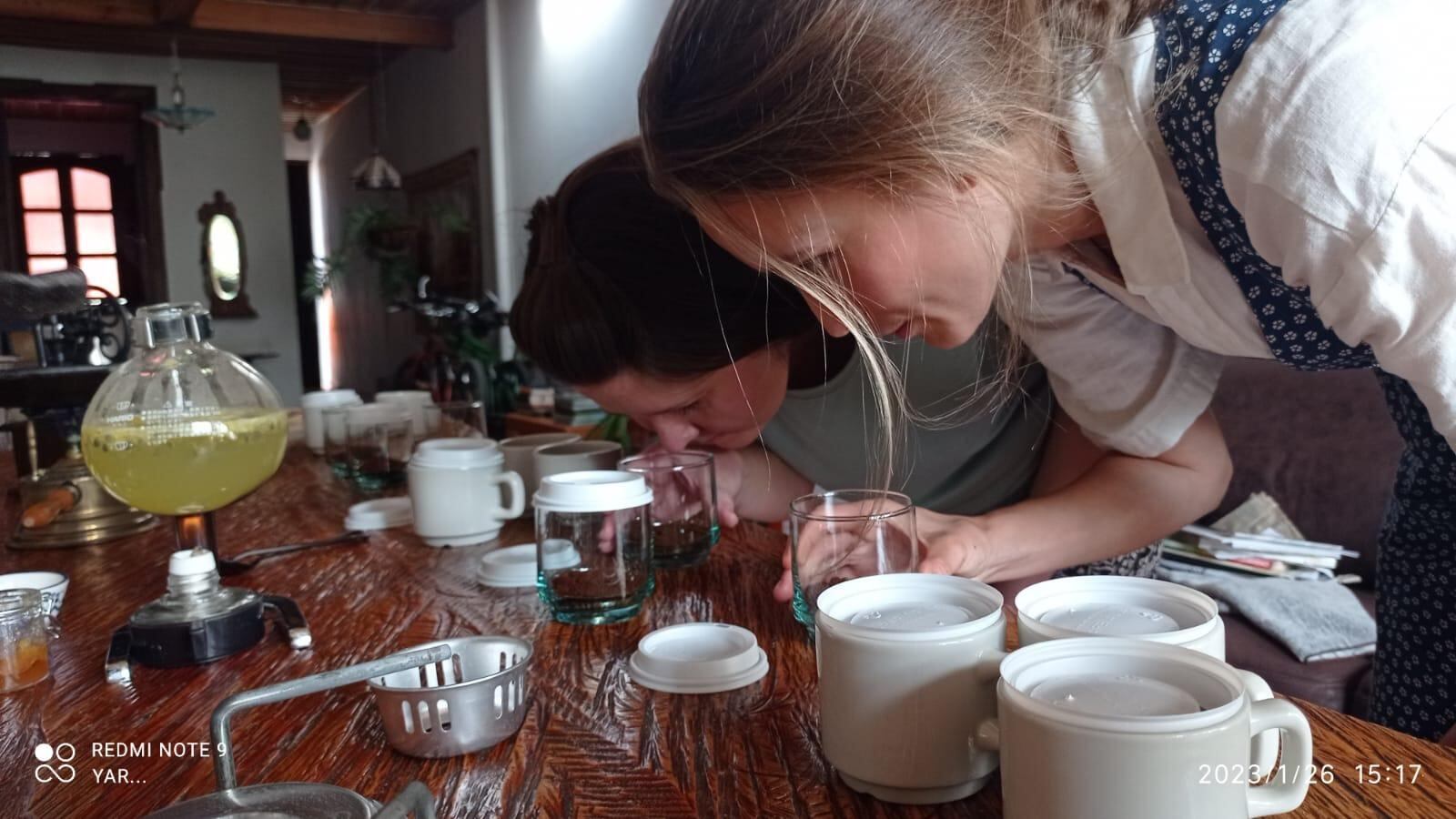 Turistas extranjeras catando los cafés especiales de Pijao en la Tienda del Buen Vivir.