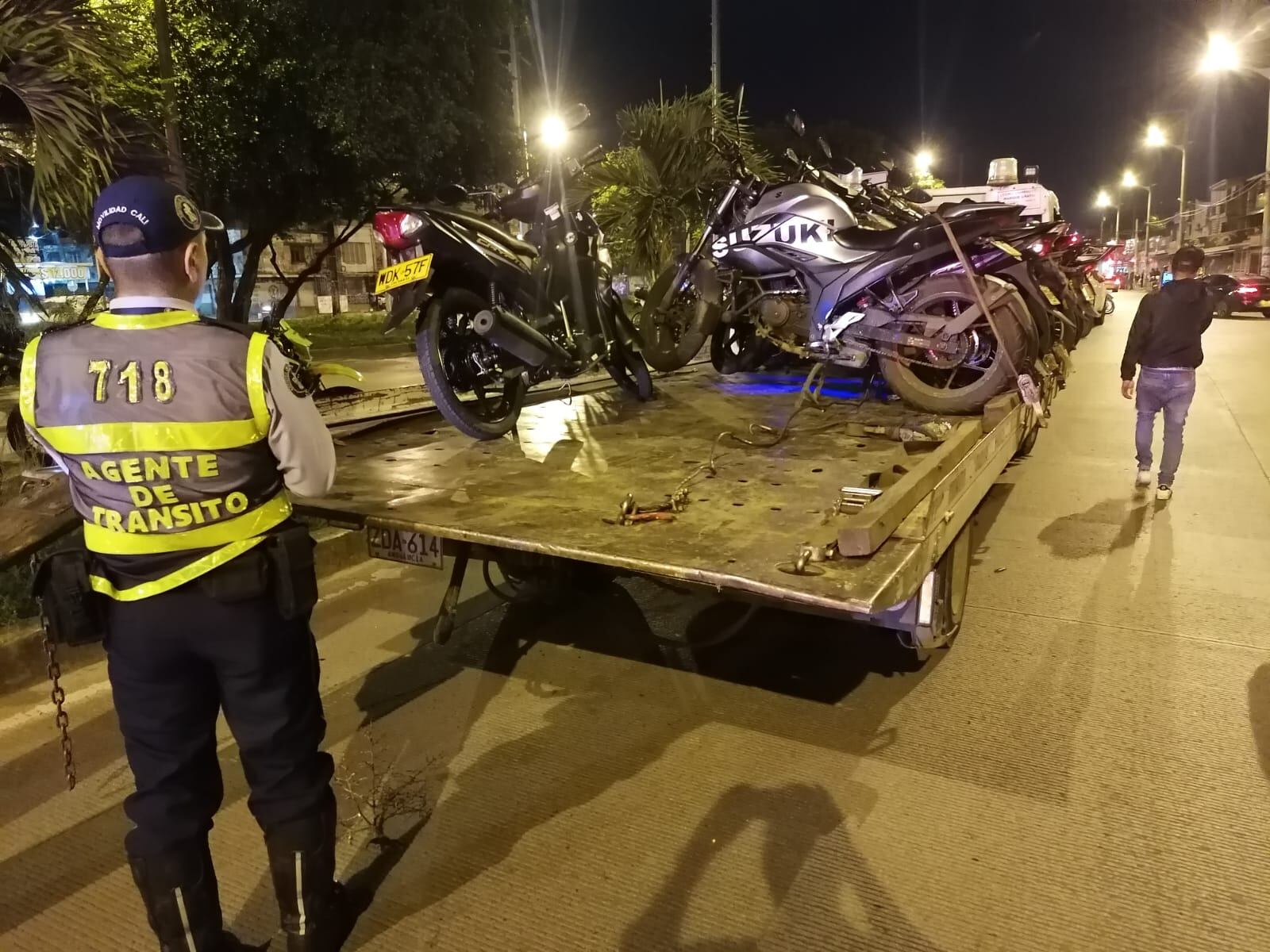 Operativo de la Secretaría de Movilidad de Cali durante la caravana de Halloween en Cali