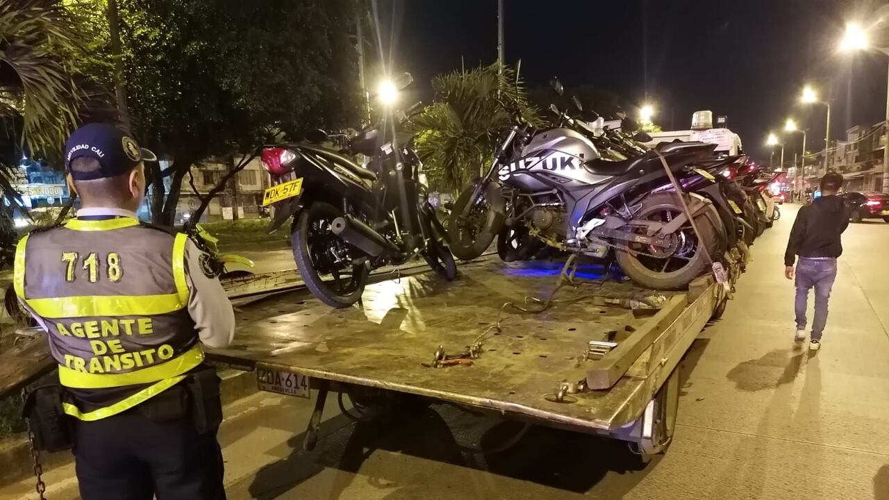 Operativo de la Secretaría de Movilidad de Cali durante la caravana de Halloween en Cali