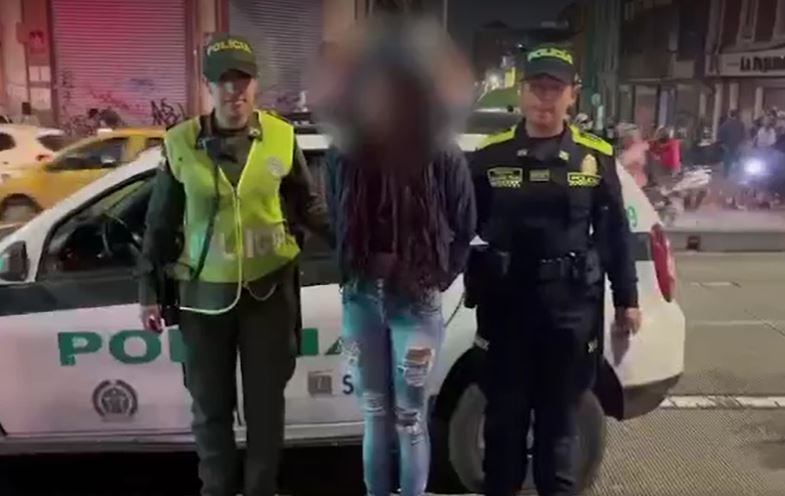 Esta fue la mujer capturada en la estación de San Victorino luego de hurtarle un teléfono celular a un usuario.