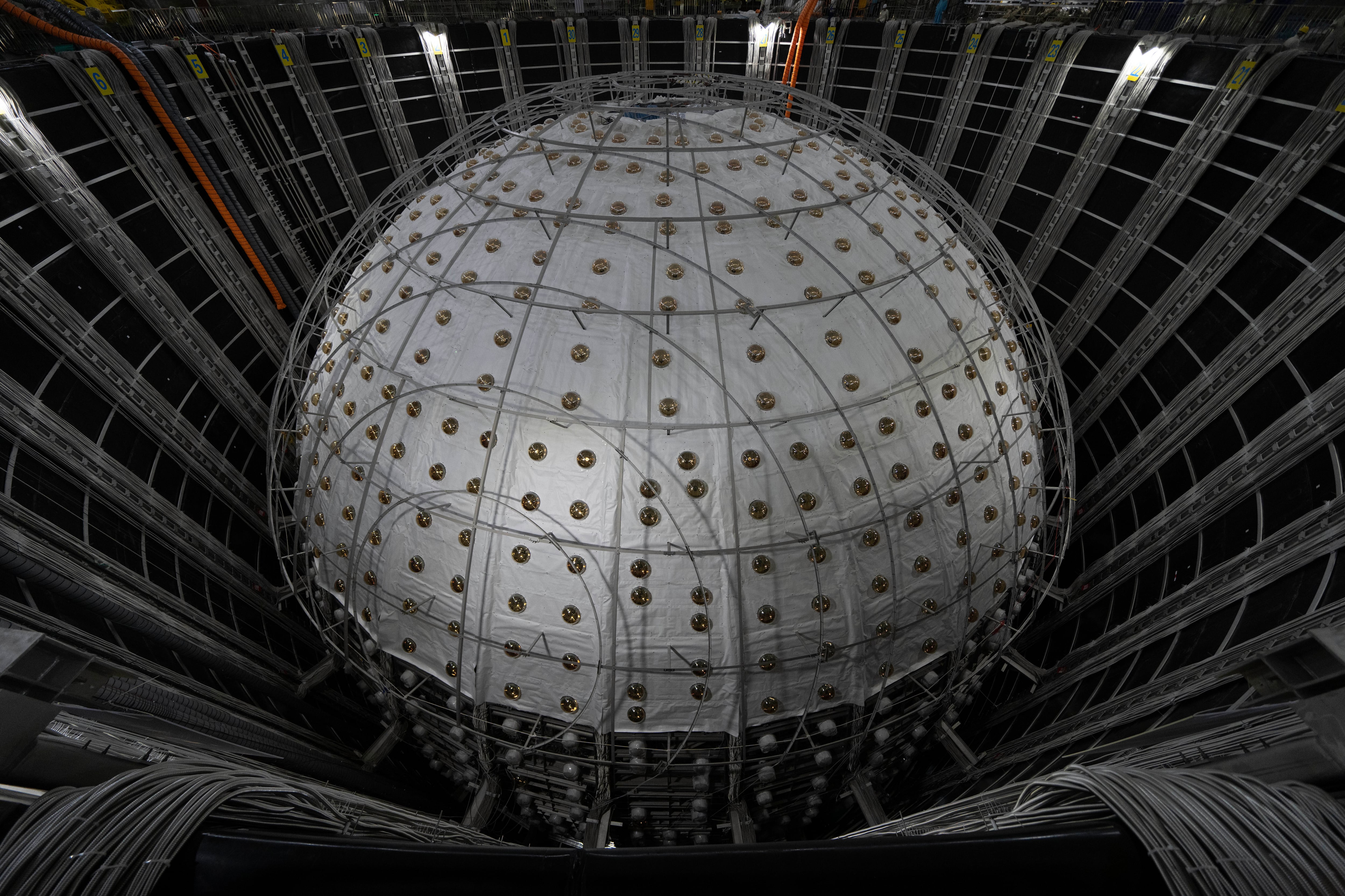 Un detector subterráneo en China se prepara para estudiar los neutrinos, partículas misteriosas que podrían revelar secretos sobre el universo.