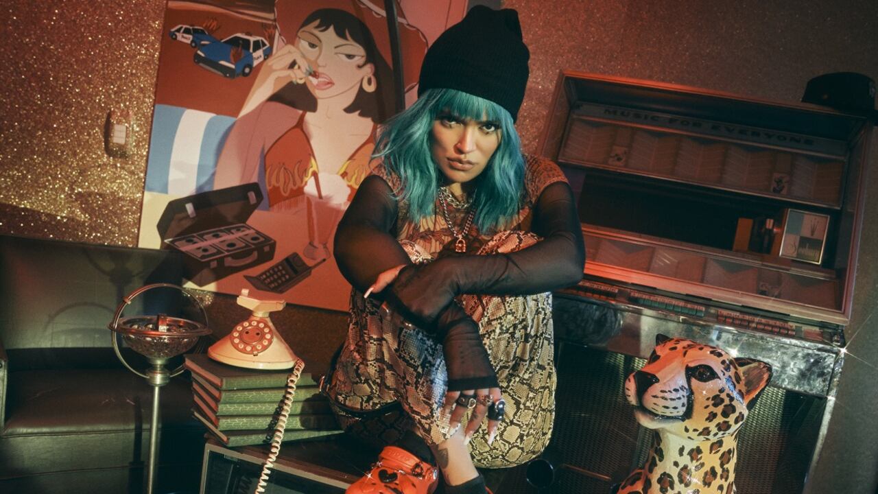 Karol G es la primera gran artista femenina reconocida en Estados Unidos y Latinoamérica en colaborar con Crocs. Foto: Crocs