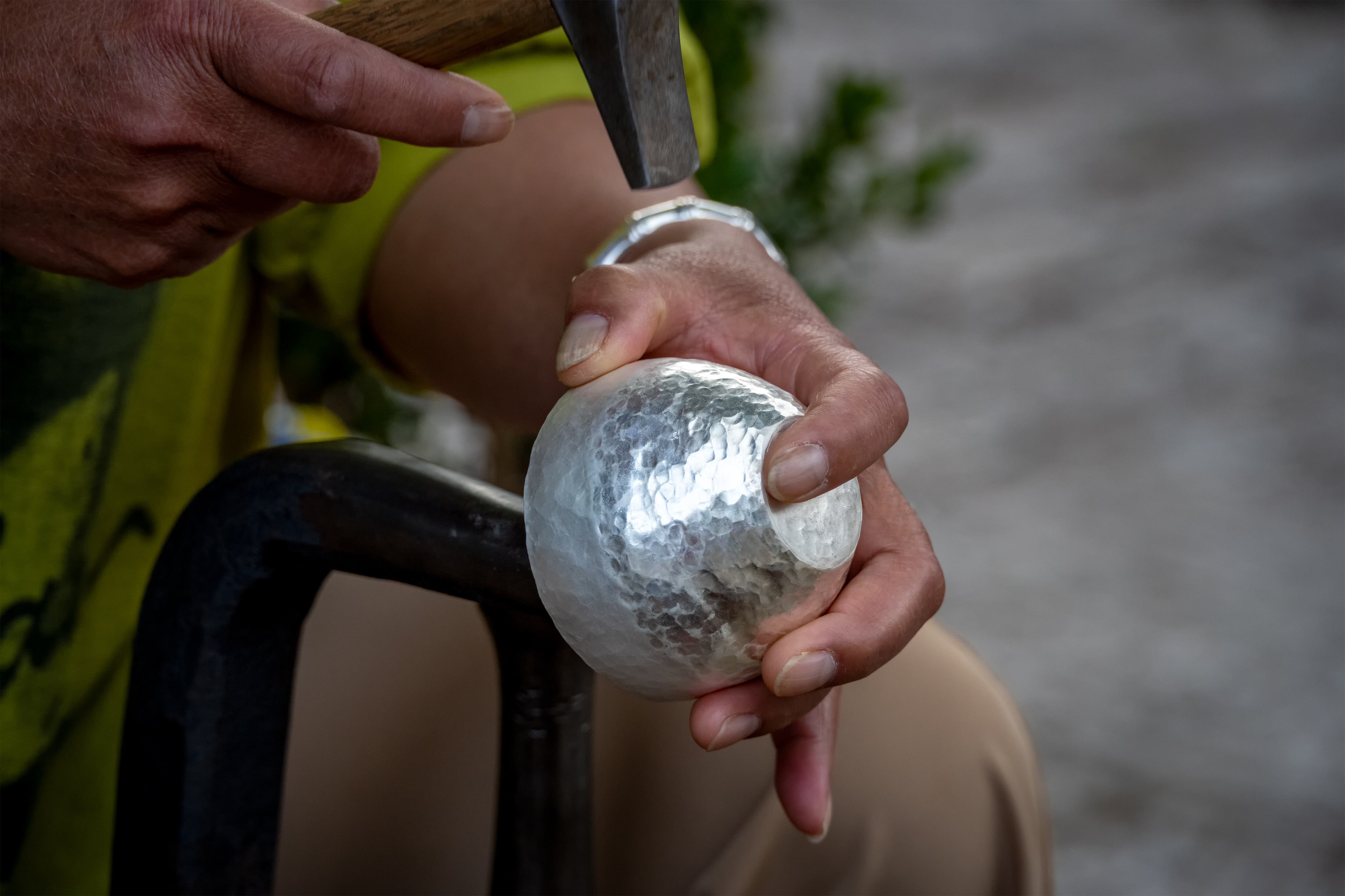 Hombre manipula un trozo de plata