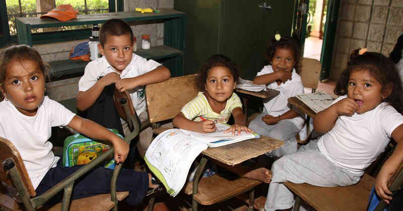 Con su programa 'Escuela Plus' Direc TV contribuye a la generación de educación en zonas apartadas del país. 