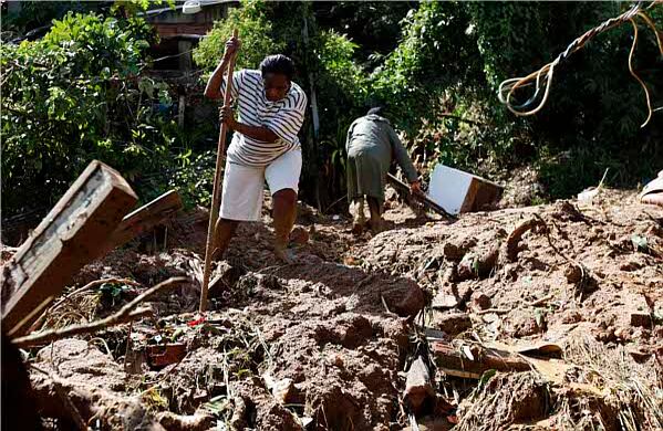 Lodo y escombros corrían por el morro Niteroi. Algunas personas murieron y varias viviendas y vehículos quedaron afectadas por la fuerza con que corría el derrumbe.