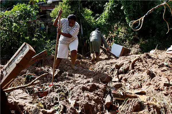Lodo y escombros corrían por el morro Niteroi. Algunas personas murieron y varias viviendas y vehículos quedaron afectadas por la fuerza con que corría el derrumbe.
