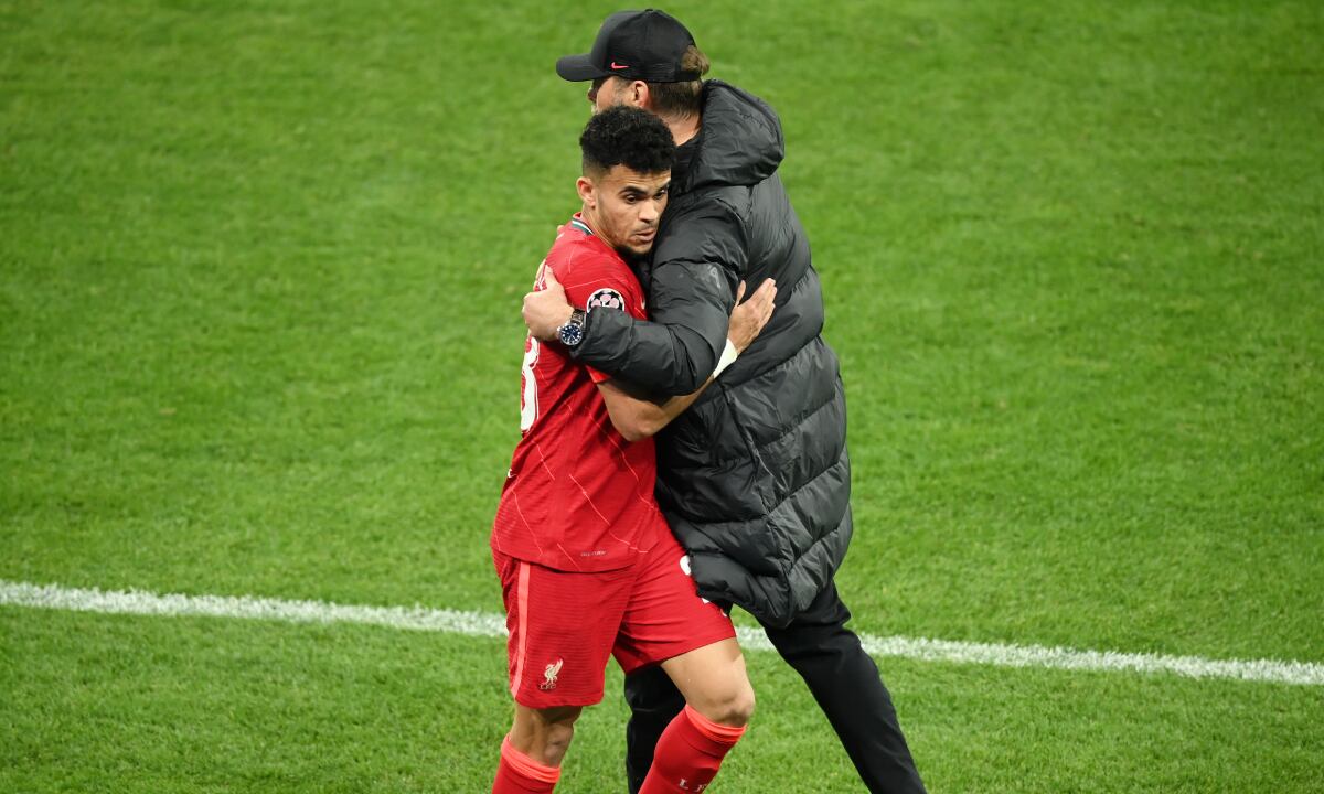 PARIS, FRANCE - MAY 28: Luis Diaz embraces Juergen Klopp, Manager of Liverpool after they are substituted during the UEFA Champions League final match between Liverpool FC and Real Madrid at Stade de France on May 28, 2022 in Paris, France. (Photo by Getty Images/Matthias Hangst)