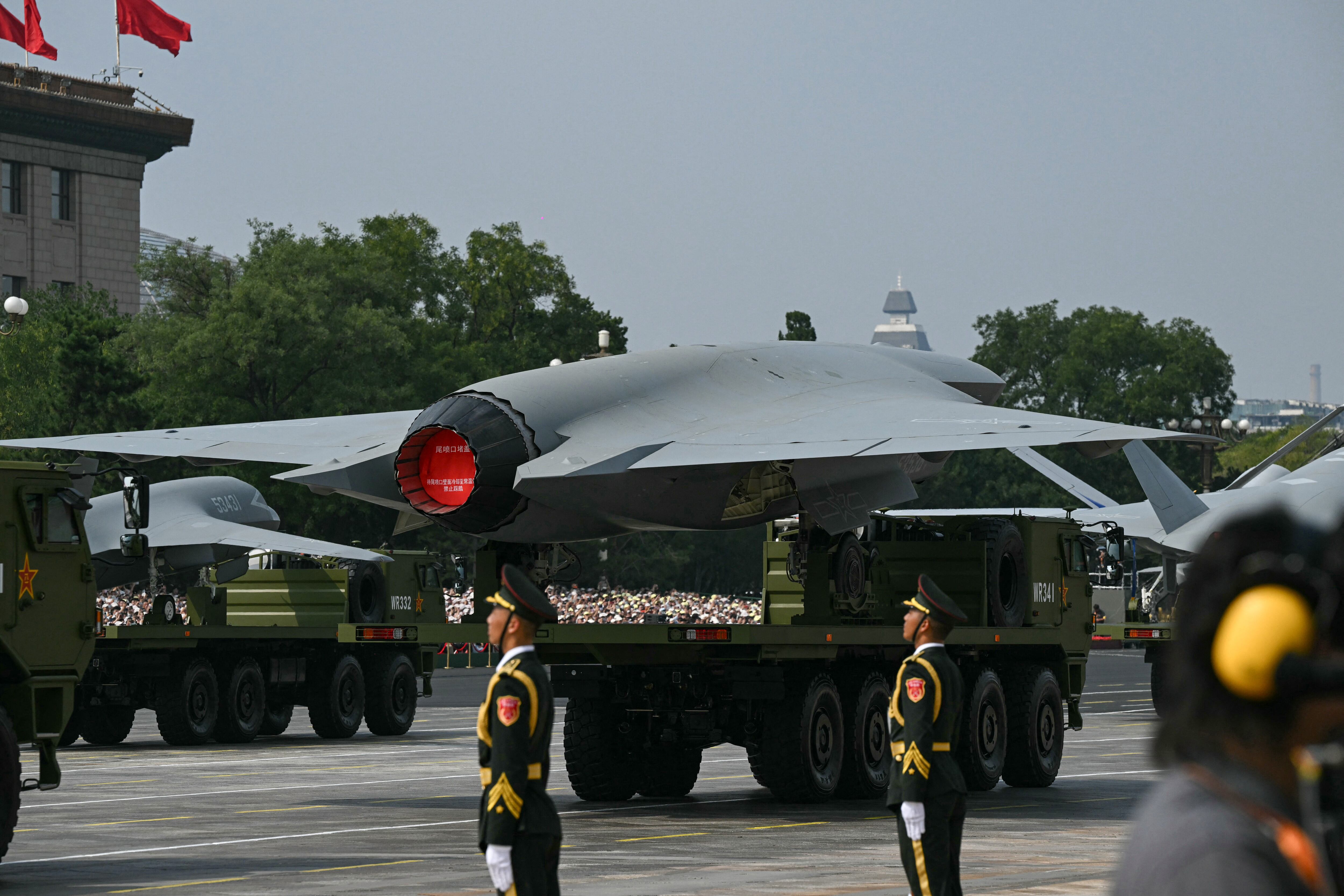 Se ve un vehículo aéreo no tripulado durante un desfile militar que marca el 80 aniversario de la victoria sobre Japón y el fin de la Segunda Guerra Mundial, en la Plaza de Tiananmen de Beijing el 3 de septiembre de 2025. (Foto de GREG BAKER / AFP)