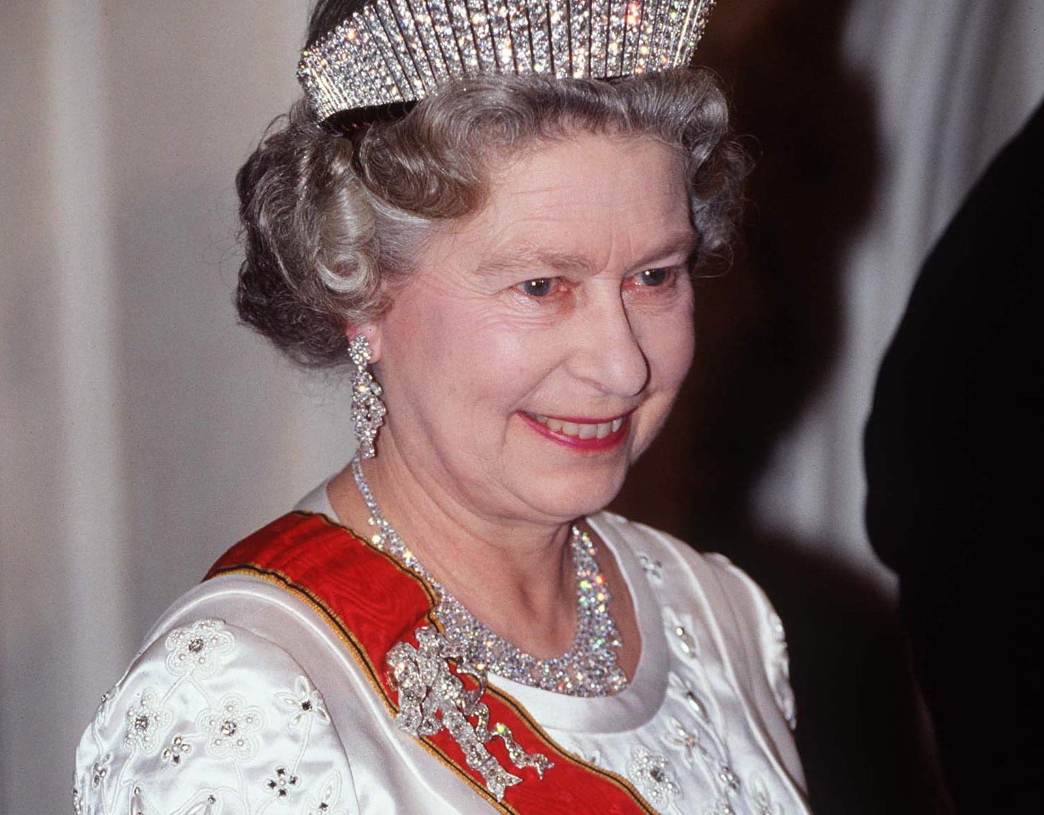 11 El broche del nudo de los enamorados fue la elección de Isabel en la boda de William y Kate en 2011.