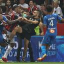 El mediocampista francés del Marsella, Dimitri Payet (2L) reacciona cuando los jugadores de OGC Nice (camiseta roja y negra) y Olympique de Marseille (camiseta azul) detienen a un fan que invade el terreno de juego tratando de patear a Payet durante el partido de fútbol francés L1 entre OGC Nice y Olympique. de Marseille (OM) en el estadio Allianz Riviera en Niza, sur de Francia, el 22 de agosto de 2021. - El partido de la Ligue 1 francesa entre Niza y Marsella se detuvo el 22 de agosto de 2021, cuando los fanáticos del equipo local invadieron el terreno de juego y enojados se enfrentó al jugador contrario Dimitri Payet. Un periodista de la AFP en el partido dijo que los problemas estallaron en el minuto 75 cuando la estrella del Marsella Payet, quien había sido atacado con botellas de plástico cada vez que tomaba una esquina, lanzó una de regreso a las gradas. (Foto de Valery HACHE / AFP)