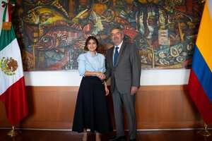 La canciller de Colombia, Laura Sarabia, y el secretario de Relaciones Exteriores de México, Juan Ramón de la Fuente.