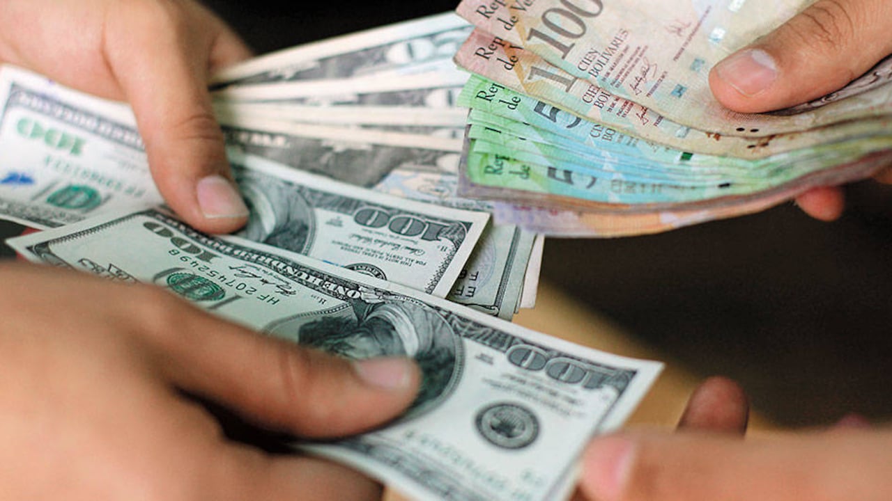 El dólar se ha convertido en la moneda de uso cotidiano en Venezuela. En lo corrido de este año la devaluación del bolívar alcanza 97%.