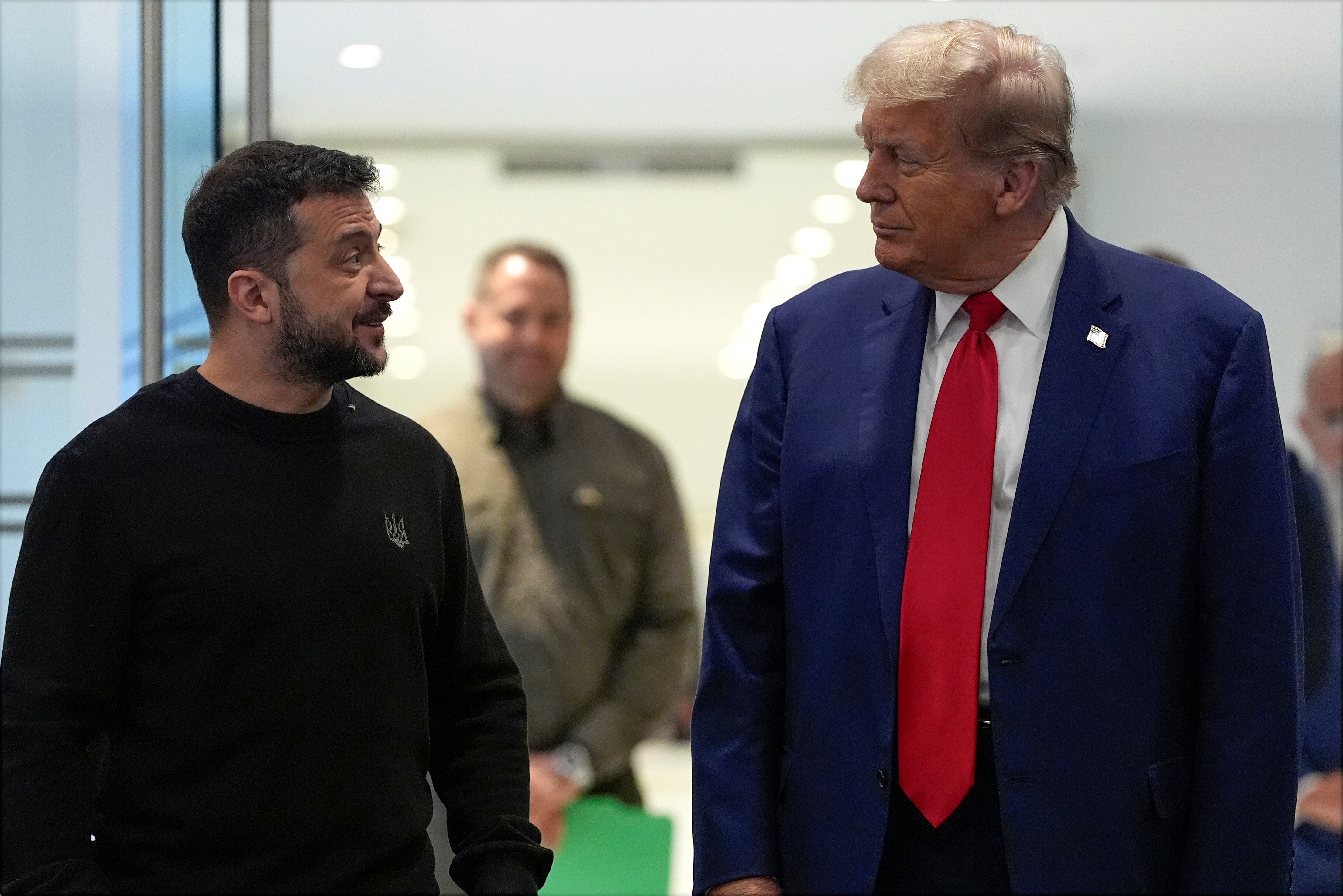 El expresidente Donald Trump, candidato presidencial republicano, se reúne con el presidente de Ucrania, Volodymyr Zelenskyy, en la Torre Trump, el viernes 27 de septiembre de 2024, en Nueva York. (Foto AP/Julia Demaree Nikhinson)