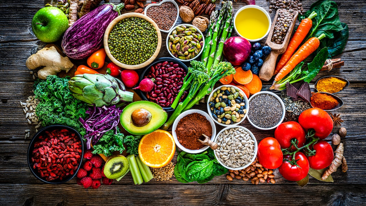 La alimentación es la principal fuente de nutrientes de las personas.