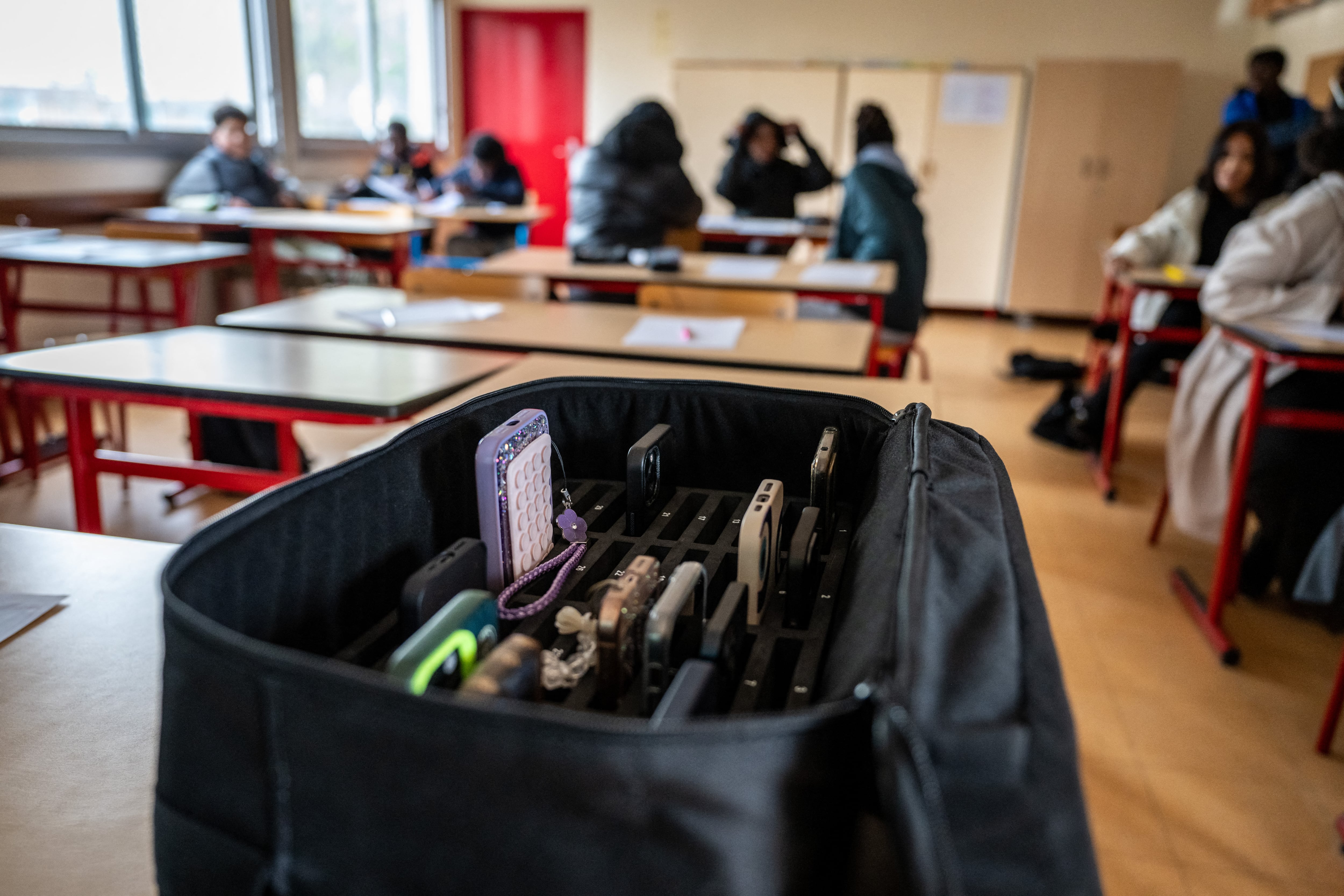El Ministerio de Educación fijó su postura frente al uso de celulares por parte de los estudiantes en los colegios de Colombia.