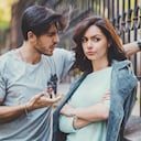 Hombre diciéndole mentiras a su pareja.