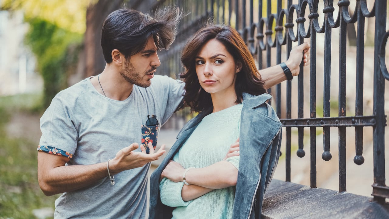 Estas personas suelen tener dificultades para ponerse en el lugar de otros o entender sus puntos de vista.